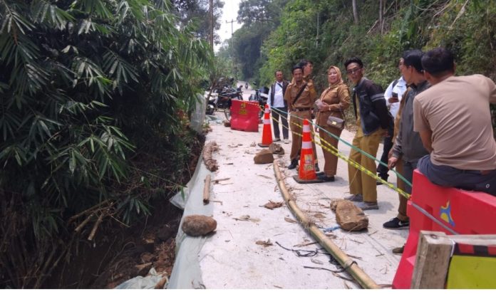 Jalan Cengal-Leuwiliang Longsor Saat Pembangunan, Bahu Jalan Ambles 25 Meter Jalan Cengal-Leuwiliang amblas