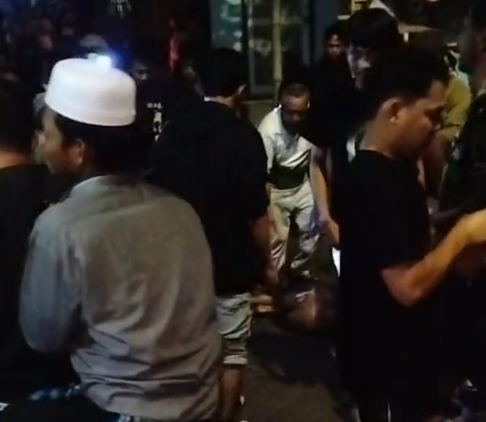 Nyaris Tewas Dimassa, Terduga Pencuri Motor Diselamatkan Polisi di Sukajaya