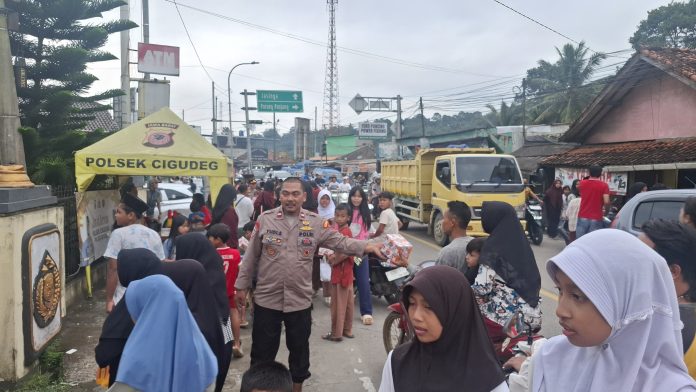 500 Paket Takjil dan Siomay Dibagikan, Bukti Kepedulian Polsek Cigudeg Saat Ramadhan Paket Takjil