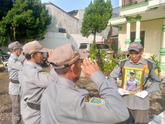 Anggota Linmas Meninggal Dunia, Pemdes Petir Mengibarkan Bendera Merah Setengah Tiang