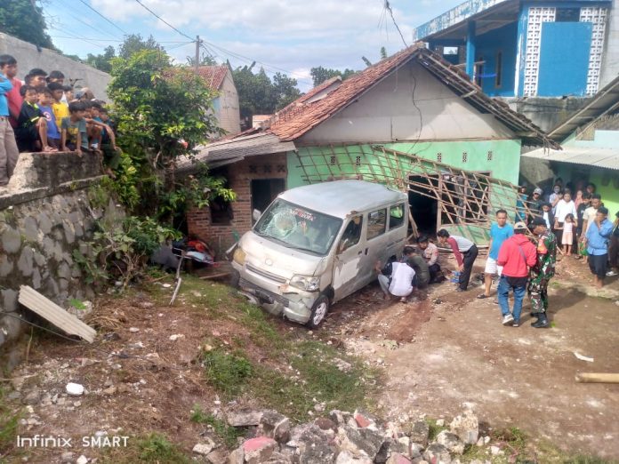 Mini Bus APV Hilang Kendali, Tabrak Rumah Warga di Cimanggu, Nenek 87 Tahun Meninggal Dunia