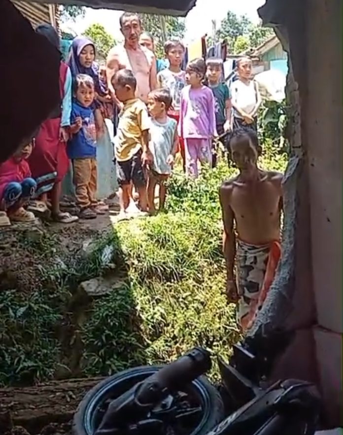 Rem blong!!, Tabrak Tembok Rumah Warga di Pasirmadang, Motornya Sampe Rebahan Didalam Rumah