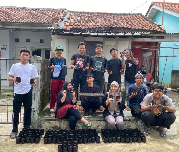 Turut Sukseskan Ketahanan Pangan Dunia, Karang Taruna RW 09 Bojongrangkas Semai Bibit Cabai Lewat Gerakan Senada