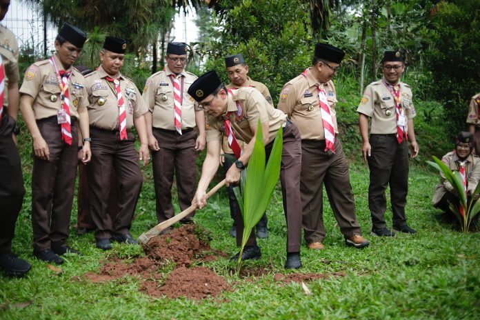 Tanam 50.000 Pohon Kelapa, Aksi Nyata Kwarcab Pramuka Kab. Bogor