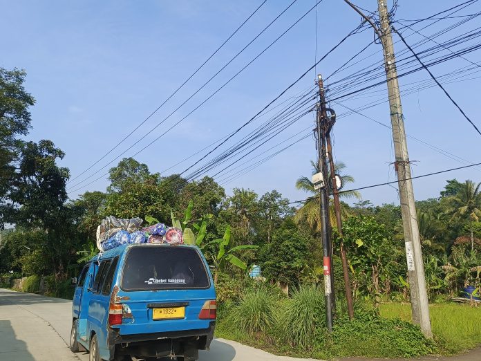 Penataan Amburadul, Kabel FO Bersinggungan dengan Jaringan Listrik