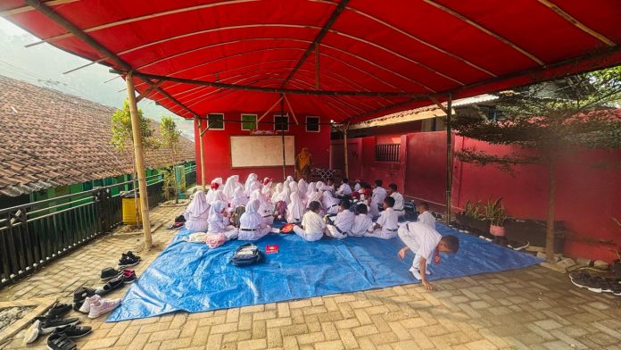 Berdiri Diatas Emas yang Berlimpah, Kondisi SDN Cadas Leueur Nanggung, Gawat Darurat