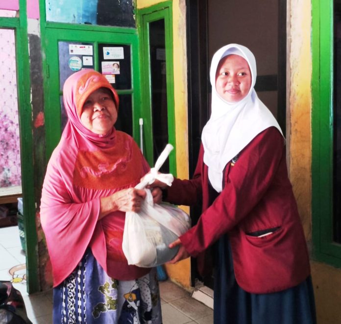 Rutin di Akhir MPLS, Yayasan Al Akhyar Kalimurni Bogor Gelar Bhaksos Bagikan Sembako ke Warga Sekitar