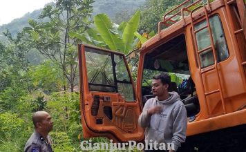 Hindari Kendaraan Didepan Sebuah Mobil Puso Terperosok ke Jurang Sedalam 15 Meter