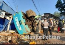 Truck Pembawa Beko Tabrak Pick-up, Enam Orang Jadi Korban Dua Orang Meninggal